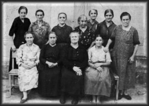 Dolores Valdés (abajo en el centro) en el penal de Saturrarán (1939). Imagen cedida por Juan Amador A.Vázquez https://doloresvaldes.com" 