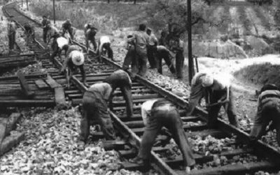 Trabajos de prisioneros reparando vías del tren