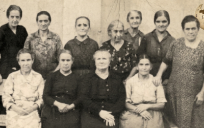 Fotografía histórica de Dolores Valdés con otras mujeres presas del franquismo, con el logo de Wikipedia integrado.